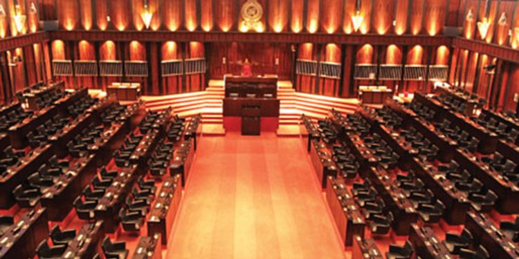 පාර්ලිමේන්තුවේ ලිස්සන තීන්ත ගෑවේ මහින්ද වට්ටන්නද රනිල් වට්ටන්නද?