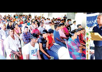 වේවැල්වත්ත අමු තේ දලු සපයන්නන්ට  කොමර්ෂල් බැංකුවෙන් අත හිත