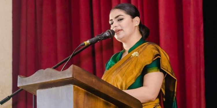 කිසිම මාධ්යයක් වාර්තා නොකරපු හිරුණිකා බය නැතිව කළ හෙළිදරව්ව