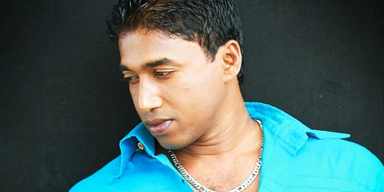 කැපිලි කෙටිලි අතරින් නැගිටින අජිත්