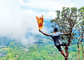 මීදුම අතරින් කෝච්චියේ එන්න