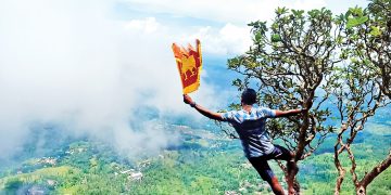 මීදුම අතරින් කෝච්චියේ එන්න