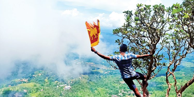 මීදුම අතරින් කෝච්චියේ එන්න