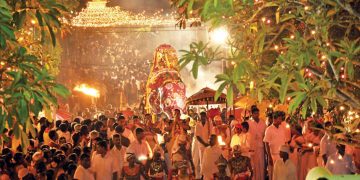 කතරගම දෙවියො පෙරහැරට ආපු විදිහ