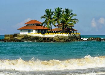 සුනාමියටත් සෙලවුණේ නැති මහා බලගතු සීනිගම