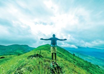 කරඳමුංගු සුවඳ මැදින් ගිහින් එන්න