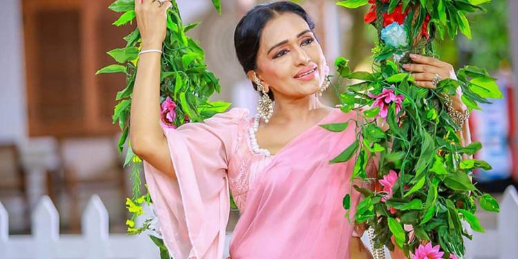 රෙද්ද හැට්ටෙ ඇඳලා ‘හැන්දෑව’ට ආ රුවැත්තිය