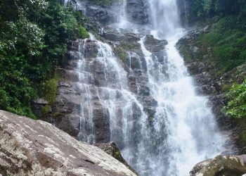 සොඳුරු  රටා මැද  දිය ඇගිරෙන ඇල්ල