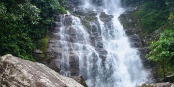 සොඳුරු  රටා මැද  දිය ඇගිරෙන ඇල්ල