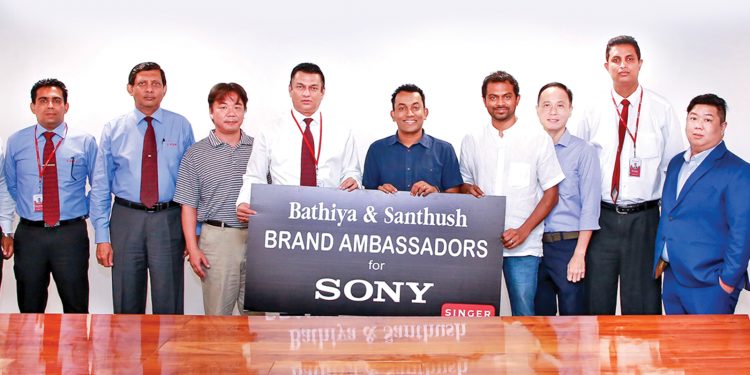 සිංගර් Sony Audio නිෂ්පාදන සන්නාම තානාපතිවරු භාතිය හා සන්තුෂ්