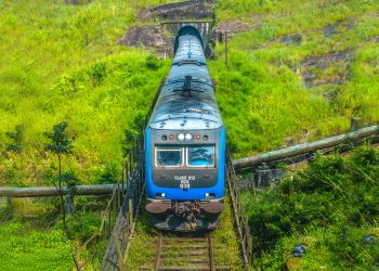 බදුල්ල පාර මැද්දෙ කෝච්චි හංගන නිවුන්නු