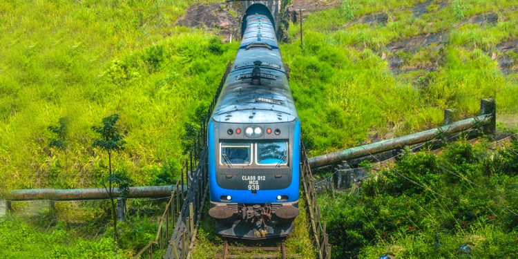 බදුල්ල පාර මැද්දෙ කෝච්චි හංගන නිවුන්නු