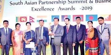LCB Finance මූල්‍ය සමාගම   සම්මානයෙන් පිදුම් ලබයි
