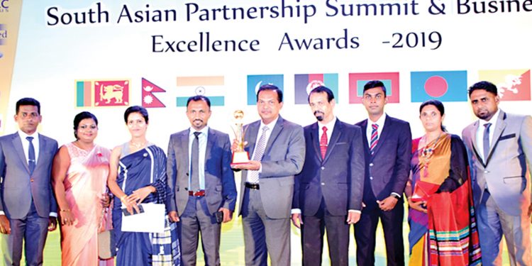 LCB Finance මූල්ය සමාගම සම්මානයෙන් පිදුම් ලබයි