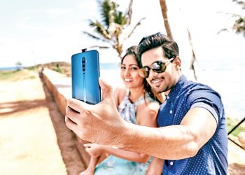 OPPO Reno2 F ත්‍ ශ්‍රී ලංකාවට හඳුන්වා දීමට  රවීන් කනිෂ්ක සහ විනු සිරිවර්ධන එක්වෙති