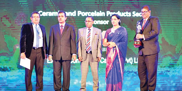 රෝයල් ෆර්න්වුඞ් පෝසිලේන්  රිදී සම්මාන දිනයි