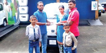 බජාජ් කියුට් 2000 වැනි කඩඉම පසුකරයි