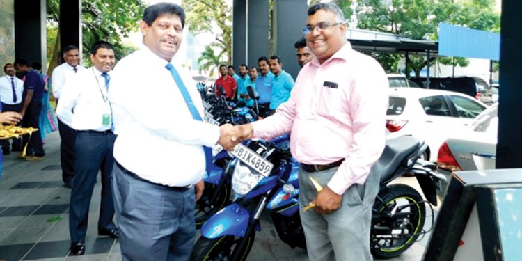 ශ්රී ලංකා ඉන්ෂුවරන්ස් මෝටර් තාක්ෂණික නිලධාරීන්ට මෝටර් බයිසිකල්