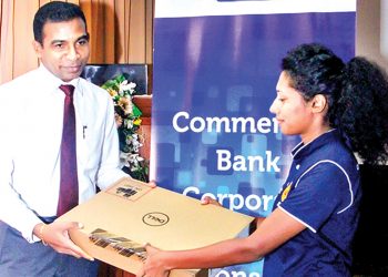 කොමර්ෂල් බැංකුවෙන් දෘශ්‍යාබාධිත උපාධි අපේක්ෂකයන්ට ලැප්ටොප්