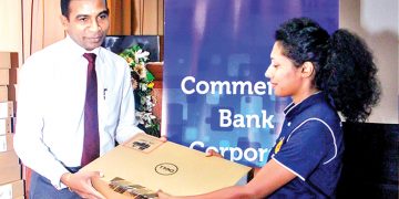 කොමර්ෂල් බැංකුවෙන් දෘශ්‍යාබාධිත උපාධි අපේක්ෂකයන්ට ලැප්ටොප්