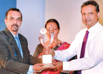 ක්‍රිස්බ්‍රෝ රාජ්‍ය සම්මානයෙන් පිදුම් ලබයි
