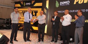 ඩීමෝ ස්ටැන්ලි බ්ලැක් ඇන්ඞ්  ඩෙකර් හා අත්වැල් බැඳ ගනියි