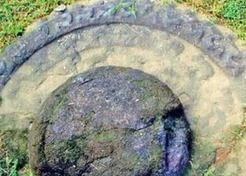 මකරුන් සිටින සඳහඩපහණක් බෙලිගලින් මතුවෙයි