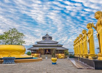 අහසට ළඟ රන් පාට පුදබිම