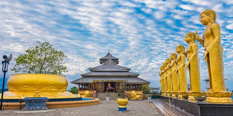 අහසට ළඟ රන් පාට පුදබිම