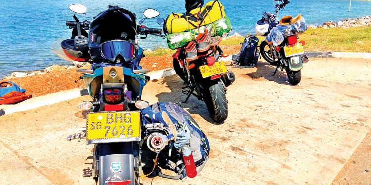 බයික් තුනෙන් රට වටේ – අපි දැන් කන්කසන්තුරේ
