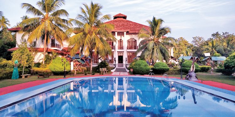 හිතේ හැටියට ජීවිතේ විඳින්න HOTEL YAPAHUWA PARADISE