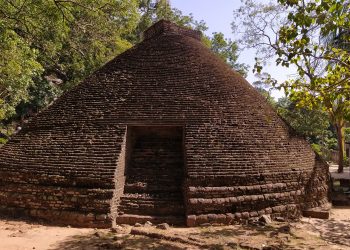 මොකක්ද මේ කණුවක් වටකොට බඳින චෛත්‍ය