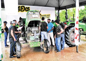 සිංගර් ජෝන් ඩියර් ට්‍රැක්ටර්  සේවා කඳවුරු දිවයින පුරා