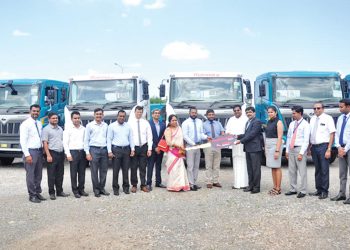 මොනාමී ෆ්‍රෙයිටර්ස් මහින්ද්‍රා බ්ලාසෝ  රථ පෙළක් මිලට ගනී