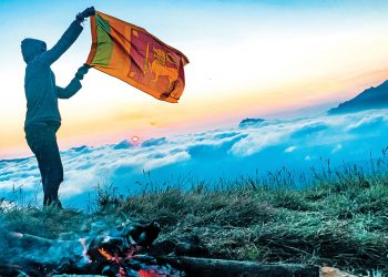 සීතලම සීතලේ වලාකුළු අතර ඇවිදිමු…
