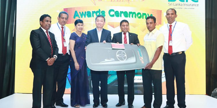 ශ්රී ලංකා ඉන්ෂුවරන්ස් මෝටර් ප්ලස් රිවොර්ඞ්ස් ජයග්රාහකයන්ට ත්යාග පිරිනැමේ