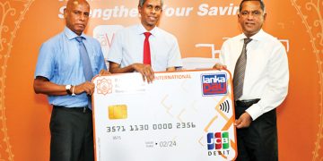 සියපත ෆිනෑන්ස් වෙතින් ඉතුරුම් ගිණුම් සඳහා ඩෙබිට් කාඩ්පතක්