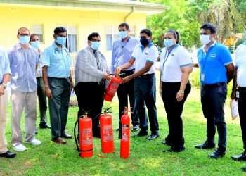 හැටන් නැෂනල් බැංකුව IDH රෝහලට  ගිනි නිවීමේ උපකරණ කට්ටල පරිත්‍යාග කරයි