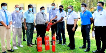 හැටන් නැෂනල් බැංකුව IDH රෝහලට  ගිනි නිවීමේ උපකරණ කට්ටල පරිත්‍යාග කරයි