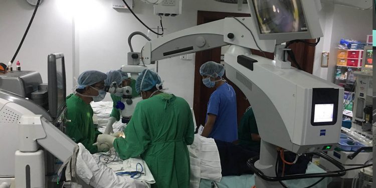 ඩර්ඩන්ස් රෝහල නවතම ZEISS OPMI Lumera 700 ශල්ය අන්වීක්ෂයක් ස්ථාපිත කරයි