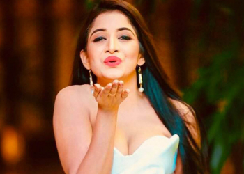 ඩිස්නි පාර මැද්දෙ කන රත්වෙන්න කාපු කම්මුල් පාර