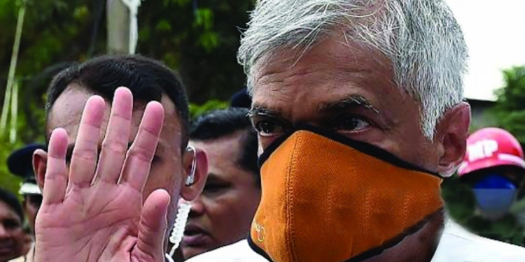 මෛත්‍රීපාල ගෙදරට ගෙන්න ගනිද්දී රනිල් කොමිසමට යයි