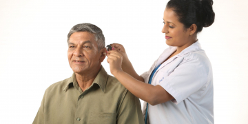 ශ්‍රවණාබාධයෙන් පීඩා විඳින ඔබට VISION CARE මගින් ආදරණීය අත්වැලක්
