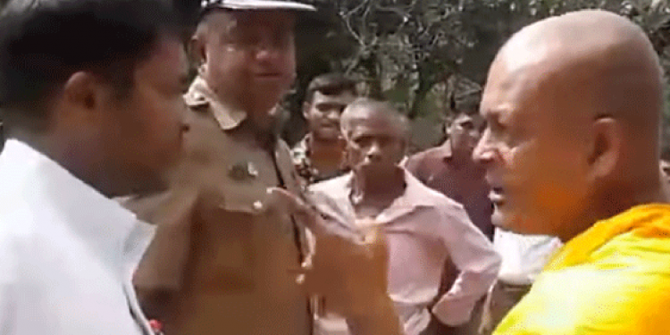 අම්පිටියේ සුමන හිමි පුරාවිද්‍යා ලොක්කන් කාමරයක හිර කර ගුටි දෙයි (VIDEO)
