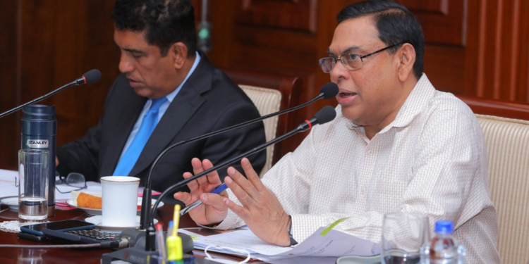 බැසිල් අලුත් වැඩකට අතගහයි