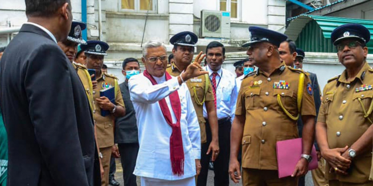 කුඩු ගැන කියමින් චමල් ගැහුවේ කාටද?