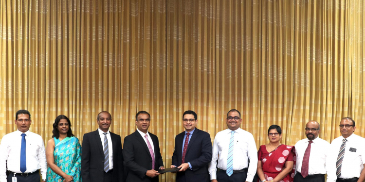 කොමර්ෂල් බැංකුව AMW සමඟ ඒකාබද්ධව ට්රැක්ටර් සඳහා කෘෂි ලීසිං