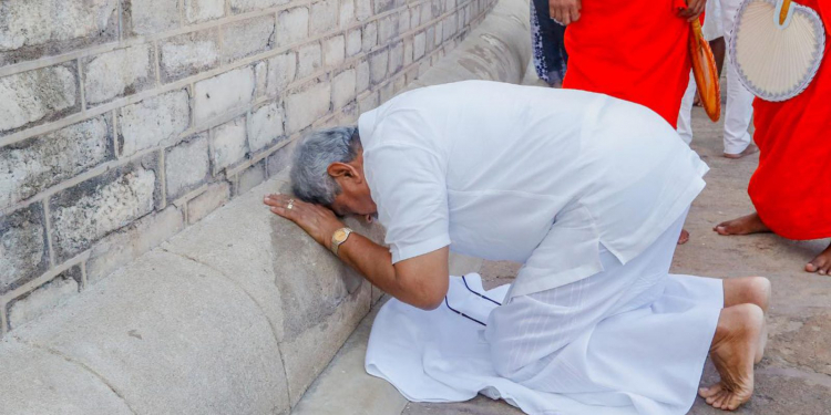 අලුත් ව්යවස්ථාවකට ගෝඨාට මහ සඟරුවනේ ආශිර්වාදය