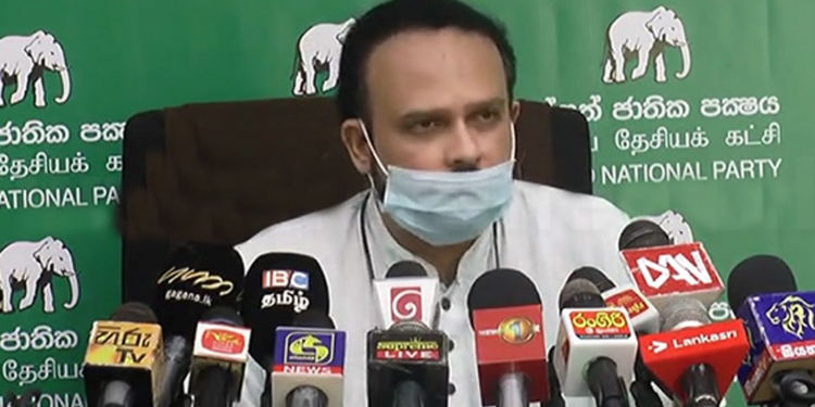 අර්ජුන කලකිරෙයි: නවීන් සිරිකොතෙන් එළියට බහී