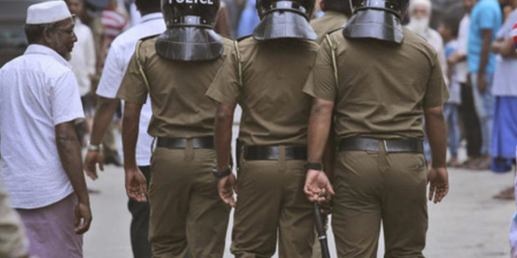පොලිසියේ 85,000න් 38,000ක්ම මන්ත්රීවරුන් ළඟ